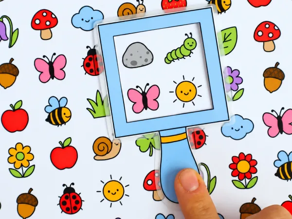 Jogo de Procurar e Combinar Imagens: tabuleiro colorido e o localizador mostrando a combinação do cartão